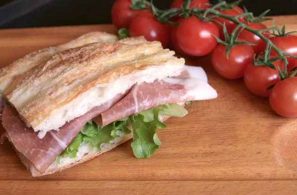 Roma pizza tedavi jambon ve salata