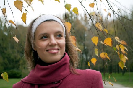 Jeune belle fille dans le parc d'automne 
