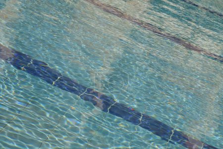 Eau bleue dans la piscine