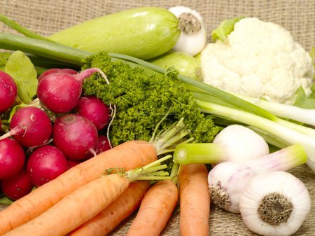 Légumes frais savoureux sur toile de jute 