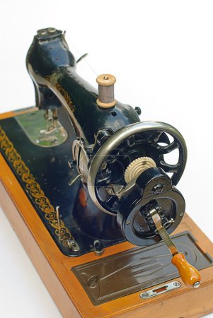 Ancienne machine à coudre isolée 