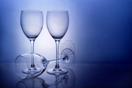 Trois verres à vin vides 
