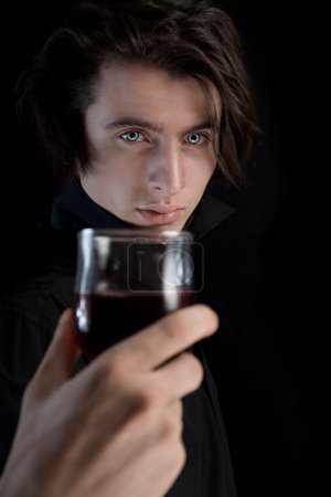 Beau vampire à la peau pâle et bleu 
