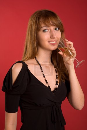 Fille attrayante avec verre de champagne 
