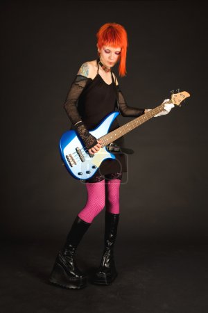 Rock girl jouer de la guitare basse 