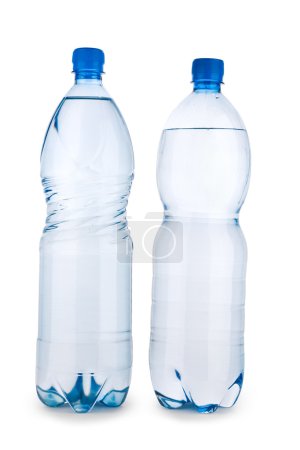 Deux bouteilles transparentes bleues avec de l'eau 