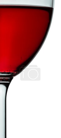 Verre avec vin rouge étroitement 