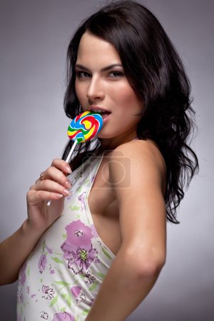 Belle fille avec sucette 