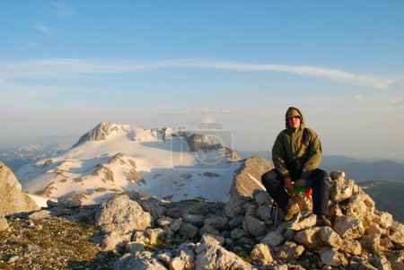 Touriste sur montagne de pointe 