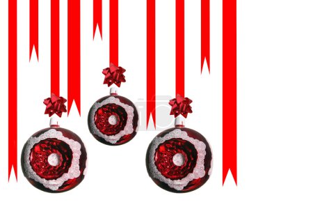 Boules de Noël suspendues avec des rubans sur fond blanc 