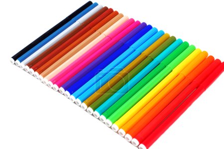 24 stylos de couleurs isolés sur blanc 