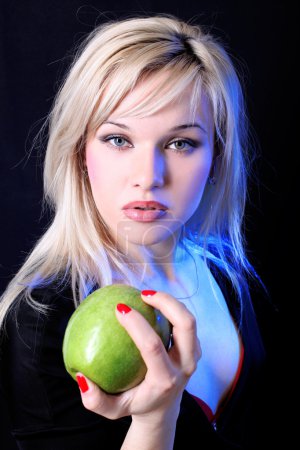 Fille avec pomme sous la lumière bleue 