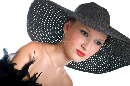 Jeunes femmes en chapeau noir et boa 