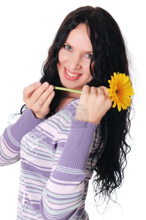 Jeune brune charmante dans un pull 