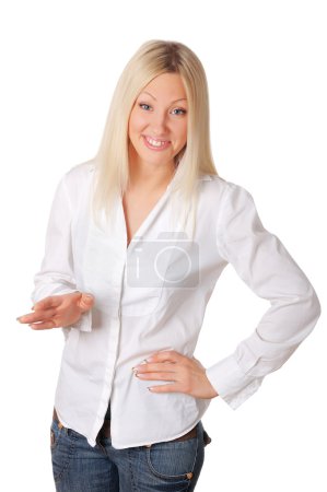 Jeune blonde souriante dans une chemise blanche 