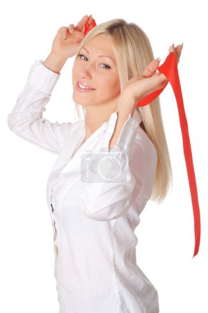 Jeune blonde souriante dans une chemise blanche 