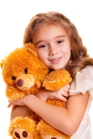 Petite fille et ours en peluche 