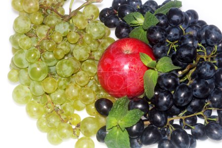 Raisins verts et rouges et pomme 