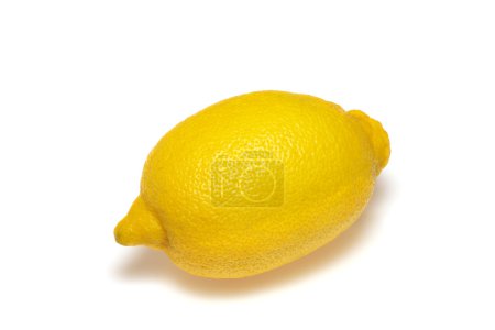 Citron jaune frais isolé sur bac blanc 