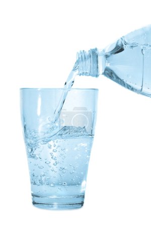 Eau coulant de la bouteille dans le verre 