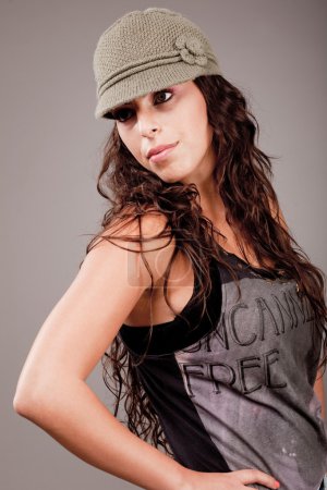 Jeune mannequin en studio 