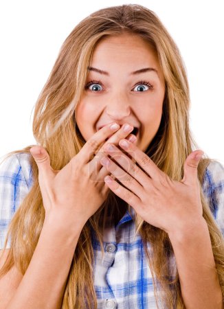 Les jeunes femmes couvrant sa bouche 