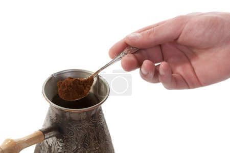 La cuillère de café moulu tombé dans un c 