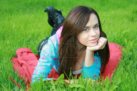 Femme sur l'herbe verte d'été 