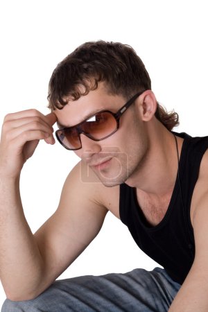 Jeune homme en lunettes de soleil. Isolé sur lequel 