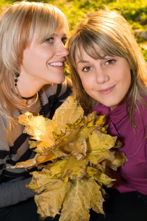 Portrait des deux jeunes blonde beauté 