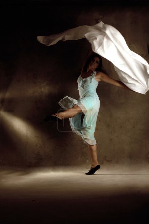 Jeune fille de danse moderne en robe colorée 