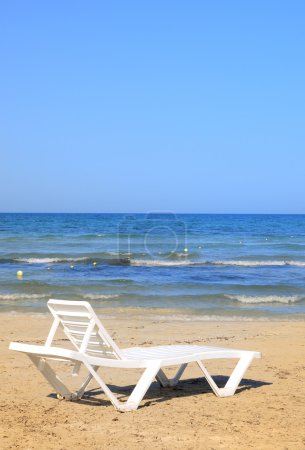 Chaises longues sur la plage