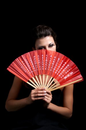 Belle femme avec ventilateur rouge 