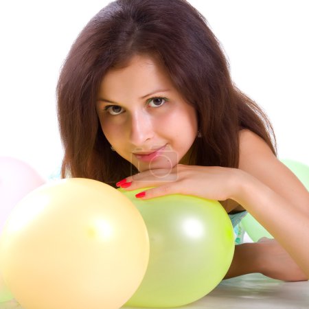 Jeune fille mignonne avec des ballons 