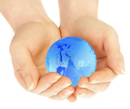 La main de la personne tient le globe sur un 