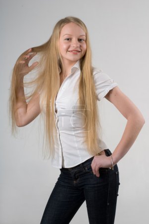Jolie jeune fille blonde aux cheveux longs 