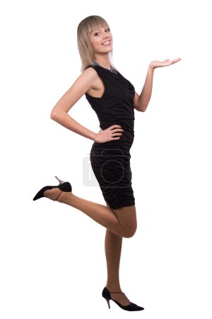 Modèle en robe noire est debout 