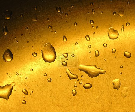 gouttes d'eau sur un fond d'or 