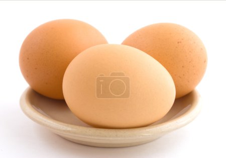 Trois œufs de poulet .