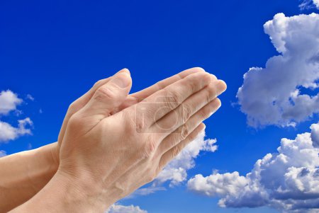 Mains sur le ciel de fond .