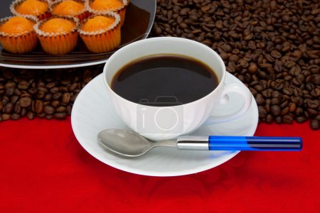 tasse de café sur fond rouge 