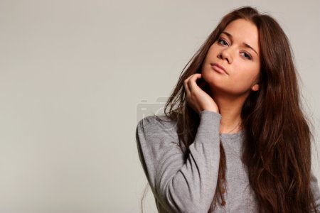 Portrait rapproché d'une femme séduisante 