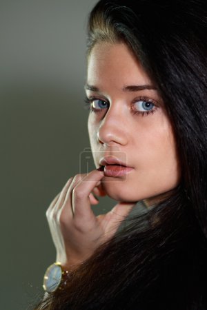 Portrait rapproché d'une femme séduisante 