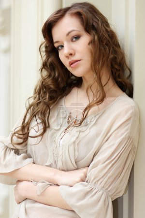 Portrait rapproché d'une femme séduisante 
