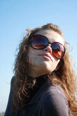 Fille en lunettes de soleil