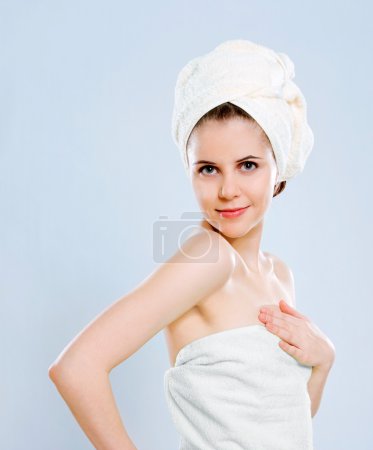 Femme avec serviette sur la tête 