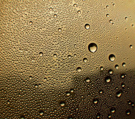 Verre coloré avec des gouttes 