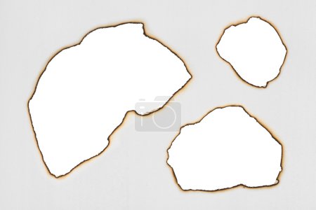trous brûlés dans le papier 