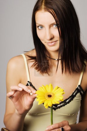 Fille avec fleur 