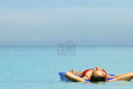 Femme sur un matelas gonflable 